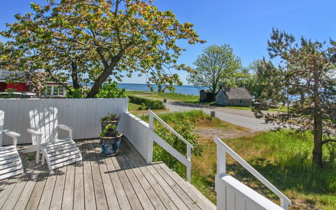 Julietta - 50M from the Sea: Arbuste, Design Urbain, Couverture De Sol, Brique, Appartement, Biens, Brickwork, Balcon, Aménagement Paysager