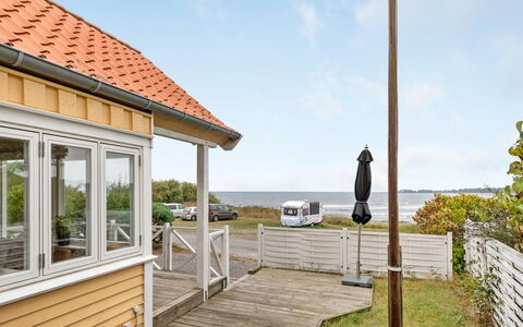 Bilal - 20M from the Sea: Chalet, Jardin, Siding, Batiments Jardin, Ombre, Cour, Arrière-Cour, Pelouse, Ferme, Aménagement Paysager