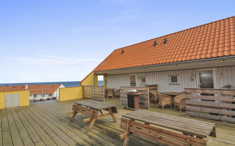 Gulla - 300M from the Sea: Bâtiment, Maison, Fenêtre, Domicile, Toit, Zone Résidentielle, Arbuste, Chalet, Lot Terre