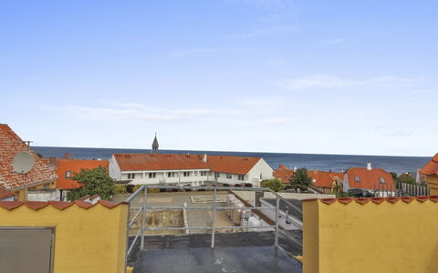 Gulla - 300M from the Sea: Bâtiment, Maison, Fenêtre, Domicile, Toit, Zone Résidentielle, Arbuste, Chalet, Lot Terre