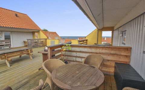Gulla - 300M from the Sea: Bâtiment, Maison, Fenêtre, Domicile, Toit, Zone Résidentielle, Arbuste, Chalet, Lot Terre