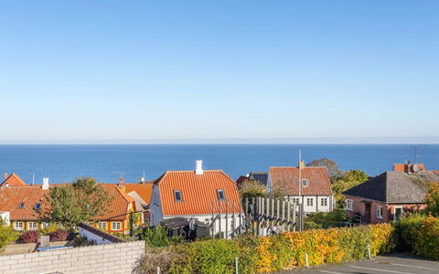 Gulla - 300M from the Sea: Bâtiment, Maison, Fenêtre, Domicile, Toit, Zone Résidentielle, Arbuste, Chalet, Lot Terre