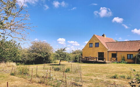 Amlethus - 375M from the Sea: Toit, Maison, Domicile, Chalet, Siding, Biens, Allée, Batiments Jardin, Cour, Cabanon