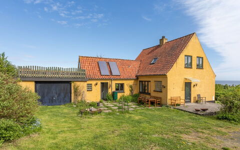 Amlethus - 375M from the Sea: Toit, Maison, Domicile, Chalet, Siding, Biens, Allée, Batiments Jardin, Cour, Cabanon