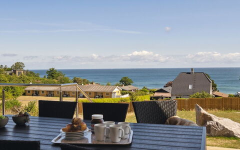 Maike - 200M from the Sea: Arbuste, Design Urbain, Couverture De Sol, Brique, Appartement, Biens, Brickwork, Balcon, Aménagement Paysager