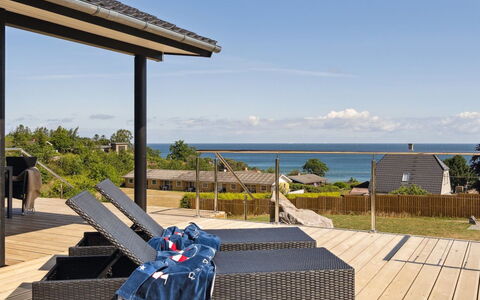 Maike - 200M from the Sea: Arbuste, Design Urbain, Couverture De Sol, Brique, Appartement, Biens, Brickwork, Balcon, Aménagement Paysager