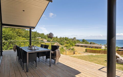 Maike - 200M from the Sea: Domicile, Chalet, Porche, Dur, Siding, Plate-Forme, Ombre, Planche, Biens, Batiments Jardin