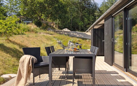 Maike - 200M from the Sea: Arbuste, Design Urbain, Couverture De Sol, Brique, Appartement, Biens, Brickwork, Balcon, Aménagement Paysager