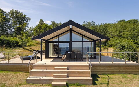 Maike - 200M from the Sea: Arbuste, Design Urbain, Couverture De Sol, Brique, Appartement, Biens, Brickwork, Balcon, Aménagement Paysager