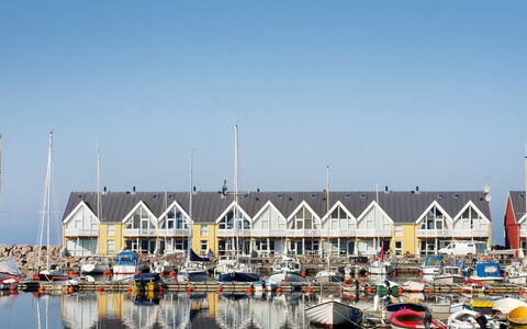 Armela - 10M from the Sea: Chalet, Jardin, Siding, Batiments Jardin, Ombre, Cour, Arrière-Cour, Pelouse, Ferme, Aménagement Paysager