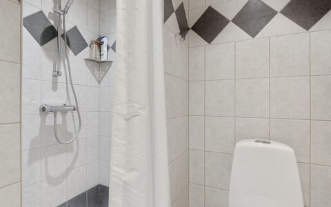 Armela - 10M from the Sea: Sol, Luminaire Plomberie, Sol, Design Intérieur, Salle De Bains, Tuile, Plomberie, Toilette, Douche