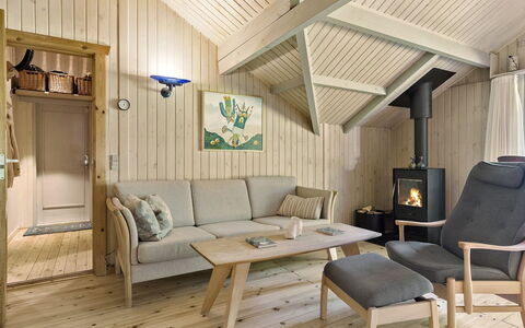 Iskra - 900M from the Sea: Meubles, Sol, Design Intérieur, Bois, Sol, Parquet, Plafond, Pièce, Salon, Domicile