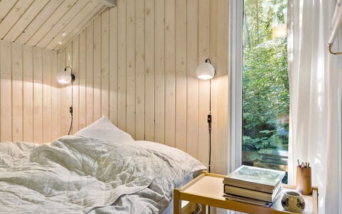 Iskra - 900M from the Sea: Design Intérieur, Mur, Chambre, Bois, Meubles, Sol, Plafond, Sol, Luminaire, Lit