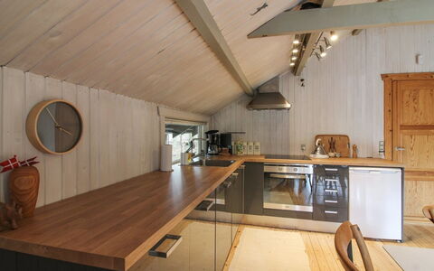 Iskra - 900M from the Sea: Sol, Cuisine, Comptoir, Bois, Design Intérieur, Plafond, Meubles, Sol, Luminaire, Cabinetry