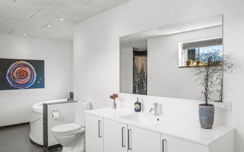 Ilfar - 700M from the Sea: Design Intérieur, Sol, Mur, Luminaire Plomberie, Sol, Évier, Plafond, Armoire De Toilette, Salle De Bains, Lavabo