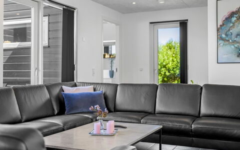 Ilfar - 700M from the Sea: Design Intérieur, Sol, Sol, Canapé, Meubles, Salon, Confort, Cuir
