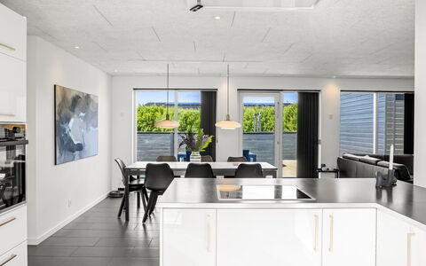 Ilfar - 700M from the Sea: Cuisine, Design Intérieur, Sol, Plafond, Sol, Comptoir, Luminaire, Meubles, Cabinetry, Électroménager