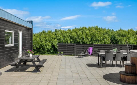 Ilfar - 700M from the Sea: Plate-Forme, Ombre, Dur, Planche, Mobilier De Jardin, Tache De Bois, Tableau De Plein Air, Cour, Aménagement Paysager, Porche
