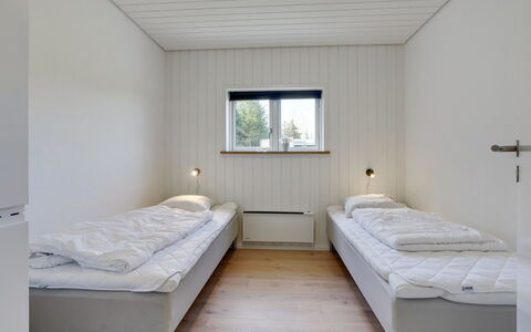 Øthbiorn - 1.1Km from the Sea: Bois, Chambre, Plafond, Sol, Sol, Lit, Pièce, Literie, Cadre De Lit, Drap De Lit