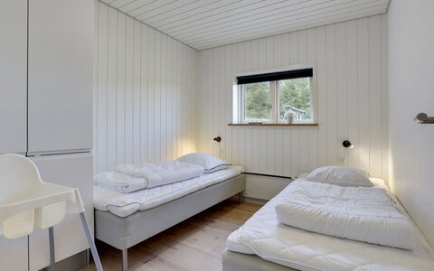 Øthbiorn - 1.1Km from the Sea: Bois, Chambre, Plafond, Lit, Design Intérieur, Sol, Sol, Drap De Lit, Literie, Pièce