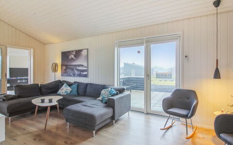 Øthbiorn - 1.1Km from the Sea: Domicile, Parquet, L'Hiver, Dur, Planche, Gelé, Neige, Salon, Revêtement De Sol Stratifié
