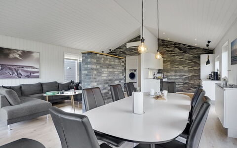 Øthbiorn - 1.1Km from the Sea: Domicile, Maison, Plafond, Design Intérieur, Sol, Salon, Canapé, Chalet, Luminaire