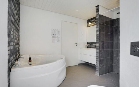 Øthbiorn - 1.1Km from the Sea: Sol, Luminaire Plomberie, Salle De Bains, Sol, Design Intérieur, Plafond, Plomberie, Robinet, Baignoire, Composite