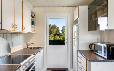 Matis - 650M from the Sea: Bois, Sol, Principaux Appliance, Sol, Design Intérieur, Cuisine, Domicile, Comptoir, Appareil De Cuisine, Plafond
