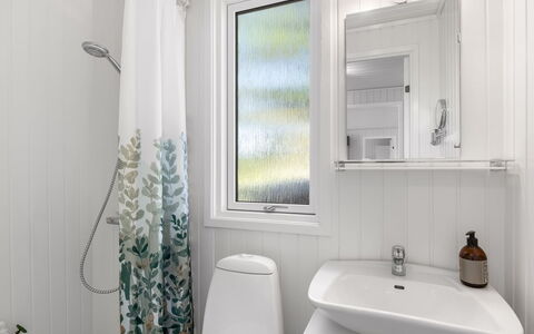 Matis - 650M from the Sea: Luminaire Plomberie, Design Intérieur, Sol, Salle De Bains, Évier, Robinet, Sol, Plomberie, Rideau, Lavabo