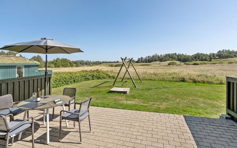Elsabet - 750M from the Sea: Toit, Domicile, Porte, Chalet, Ombre, Siding, Cour, Biens, Arrière-Cour