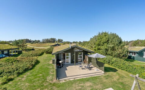 Elsabet - 750M from the Sea: Toit, Domicile, Porte, Chalet, Ombre, Siding, Cour, Biens, Arrière-Cour