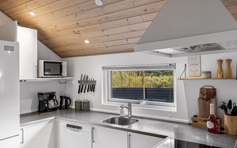 Federica - 500M from the Sea: Bois, Plafond, Design Intérieur, Cuisine, Comptoir, Luminaire, Éclairage, Domicile, Appareil De Cuisine, Électroménager