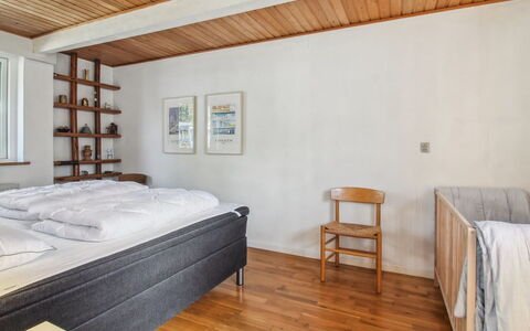 Matilda - 375M from the Sea: Lit, Meubles, Sol, Chambre, Sol, Design Intérieur, Bois, Plafond, Literie, Drap De Lit