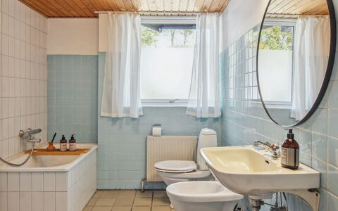 Matilda - 375M from the Sea: Luminaire Plomberie, Salle De Bains, Sol, Lavabo, Design Intérieur, Évier, Sol, Robinet, Plomberie, Tuile