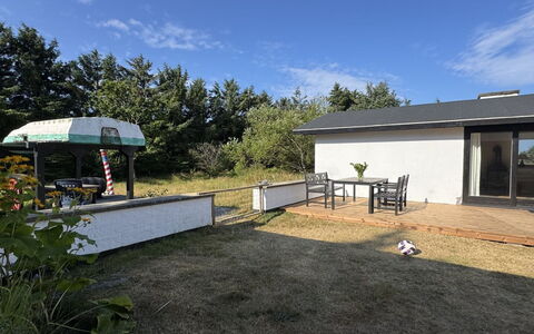 Matilda - 375M from the Sea: Domicile, Maison, Toit, Zone Résidentielle, Lot Terre, Chalet, Jardin, Arrière-Cour, Ombre, Cour