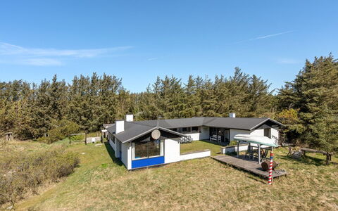 Matilda - 375M from the Sea: Maison, Domicile, Toit, Chalet, Arbuste, Siding, Porte, Jardin, Ferme