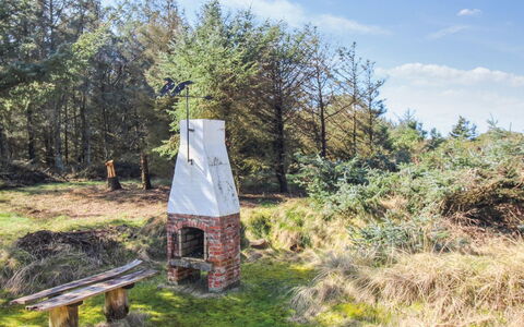 Matilda - 375M from the Sea: Maison, Domicile, Toit, Chalet, Arbuste, Siding, Porte, Jardin, Ferme