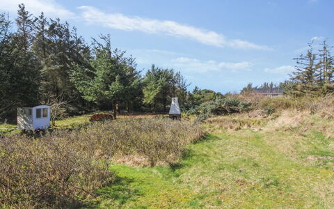 Matilda - 375M from the Sea: Maison, Domicile, Toit, Chalet, Arbuste, Siding, Porte, Jardin, Ferme