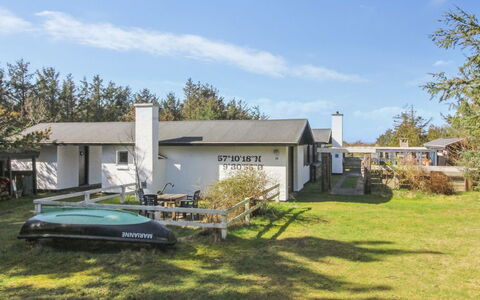 Matilda - 375M from the Sea: Maison, Domicile, Toit, Chalet, Arbuste, Siding, Porte, Jardin, Ferme