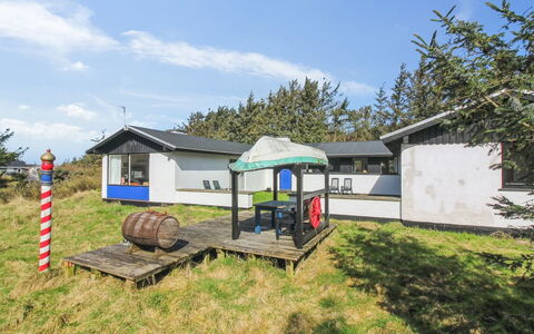 Matilda - 375M from the Sea: Maison, Domicile, Toit, Chalet, Arbuste, Siding, Porte, Jardin, Ferme