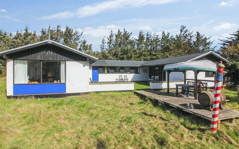 Matilda - 375M from the Sea: Maison, Domicile, Toit, Chalet, Arbuste, Siding, Porte, Jardin, Ferme