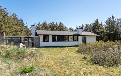 Matilda - 375M from the Sea: Maison, Domicile, Toit, Chalet, Arbuste, Siding, Porte, Jardin, Ferme