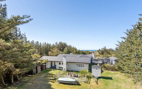 Matilda - 375M from the Sea: Maison, Domicile, Toit, Chalet, Arbuste, Siding, Porte, Jardin, Ferme