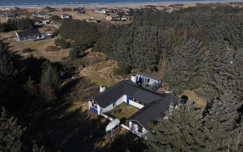 Matilda - 375M from the Sea: Maison, Domicile, Toit, Chalet, Arbuste, Siding, Porte, Jardin, Ferme