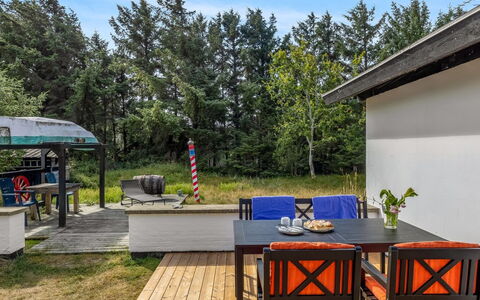 Matilda - 375M from the Sea: Meubles, Table, Mobilier De Jardin, Chalet, Chaise, Domicile, Tableau De Plein Air, Porte, Ombre, Porche