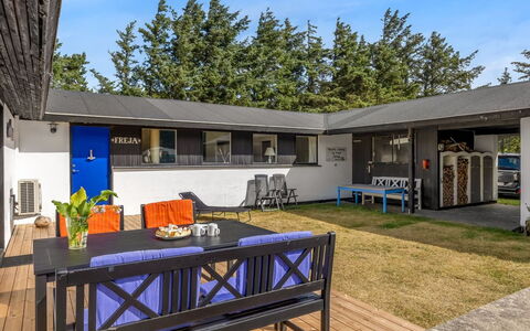 Matilda - 375M from the Sea: Toit, Domicile, Ombre, Chalet, Cour, Jardin, Arrière-Cour, Conception, Aménagement Paysager, Cour