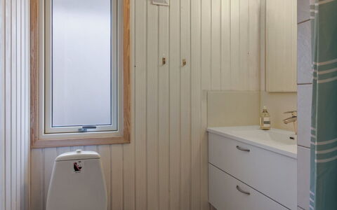 Panu - 600M from the Sea: Mur, Luminaire Plomberie, Salle De Bains, Bois, Sol, Design Intérieur, Siège De Toilette, Sol, Lavabo, Toilette