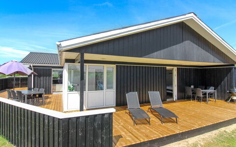 Dome - 750M from the Sea: Bois, Maison, Domicile, Toit, Ombre, Composite, Siding, Porche, Biens, Chalet