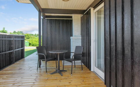Dome - 750M from the Sea: Bois, Dur, Tache De Bois, Planche, Ombre, Siding, Contre-Plaqué, Porche, Parquet, Accueil Porte