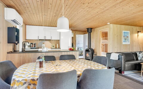 Bistra - 400M from the Sea: Maison, Domicile, Toit, Zone Résidentielle, Chalet, Biens, Ferme, Pelouse, Aménagement Paysager, Siding